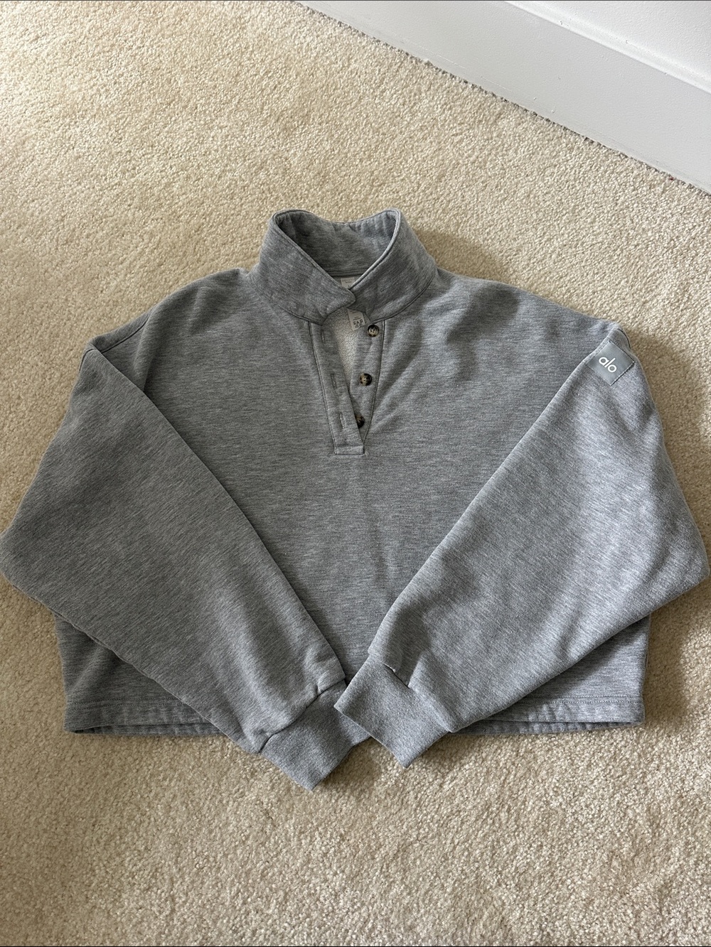 ALO Yoga Women’s Gray Button-Neck Cropped Sweatshirt